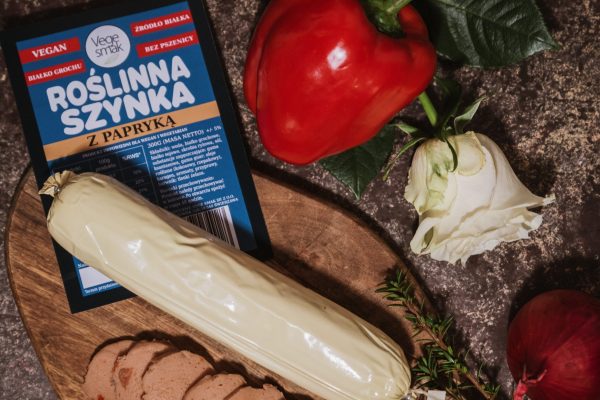 Roślinna szynka z papryką